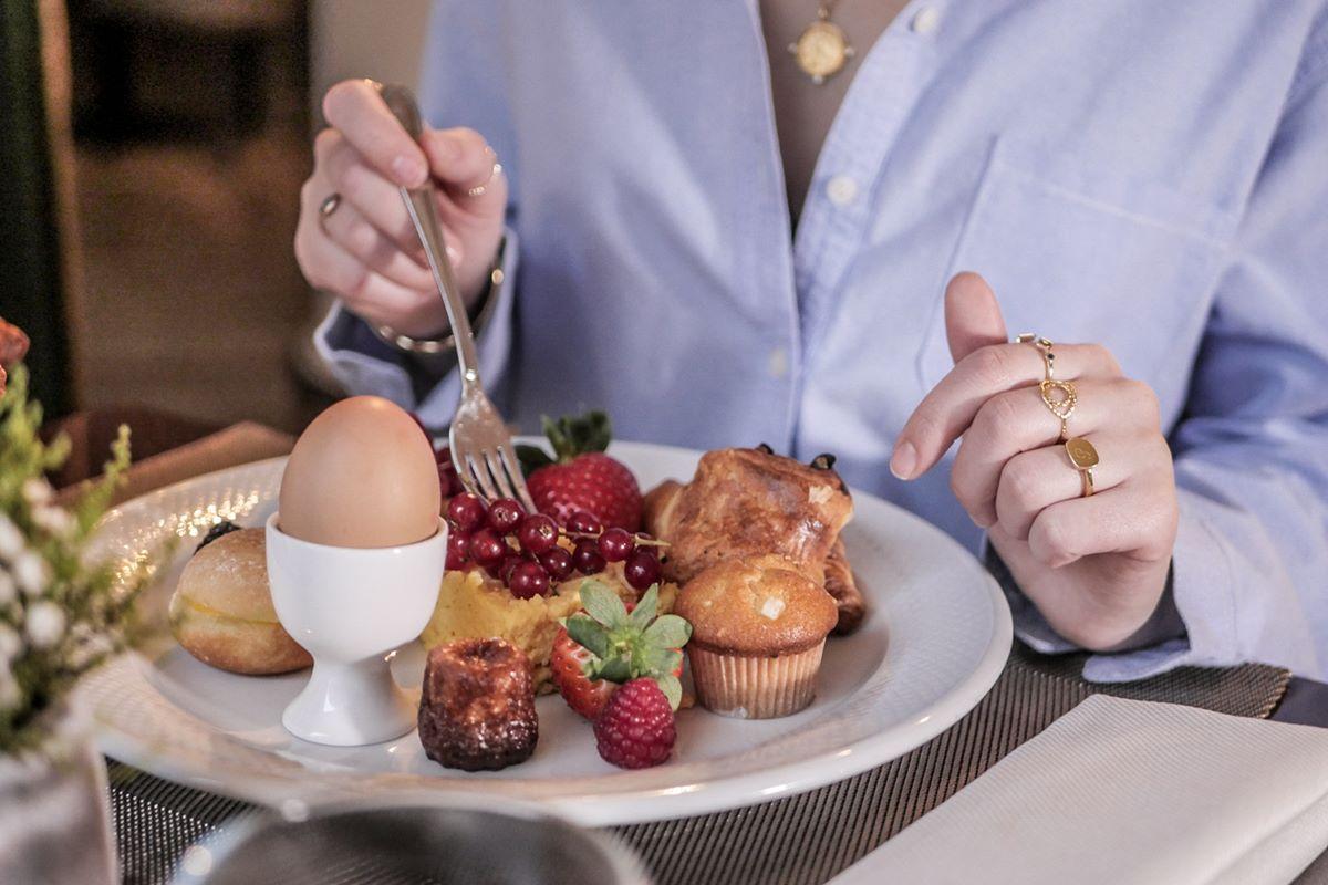בריסל Hotel Le Chatelain מראה חיצוני תמונה A woman eating breakfast